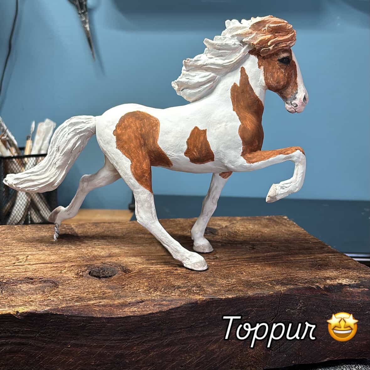 Handgjorda hästporträtt i lera